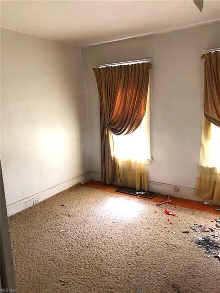 1817 Penrose Ave, East Cleveland, OH à vendre - Photo du bâtiment - Image 3 de 23