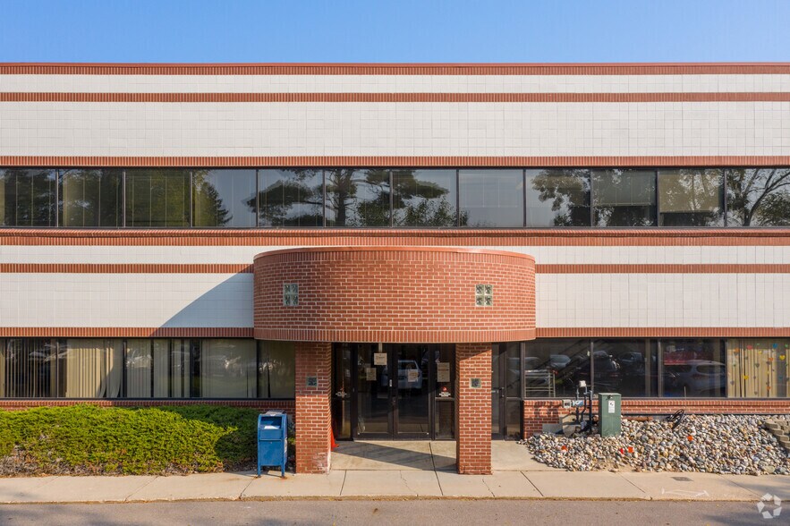 4650 S Hagadorn Rd, East Lansing, MI à louer - Photo du bâtiment - Image 2 de 10