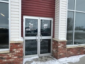 1010 Railway St, Crossfield, AB à louer Photo intérieure- Image 2 de 9