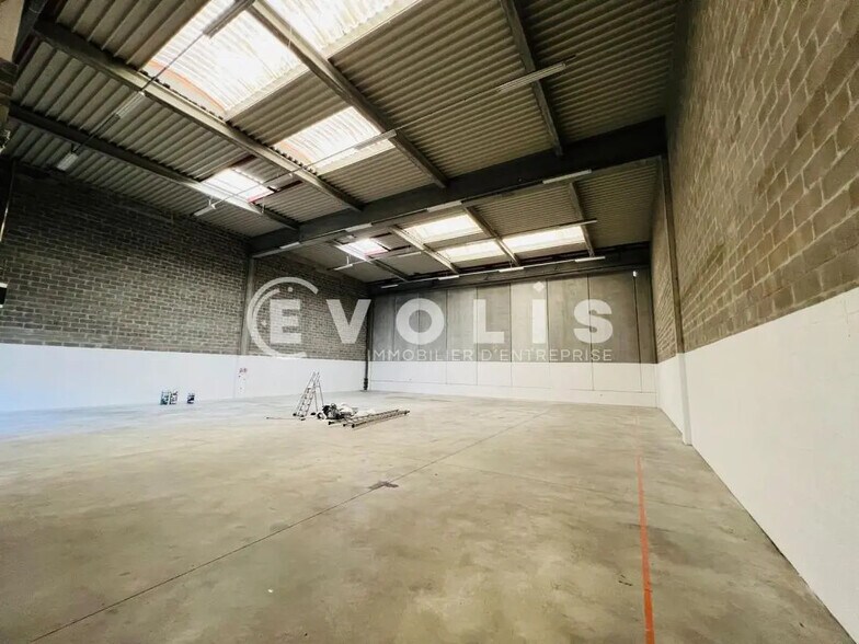 Flex in Moissy-Cramayel for lease - Interior Photo - Image 1 of 4