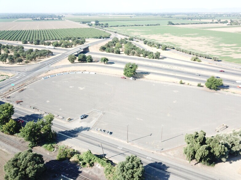 R2E Freeway Drive, Woodland, CA à louer - Photo du bâtiment - Image 3 de 12