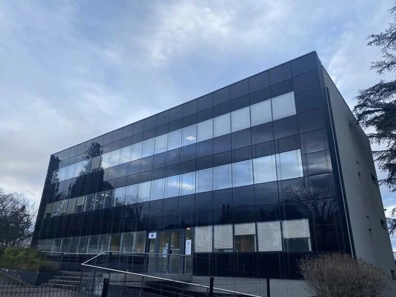 Office in Caluire-et-Cuire for lease - Building Photo - Image 2 of 9