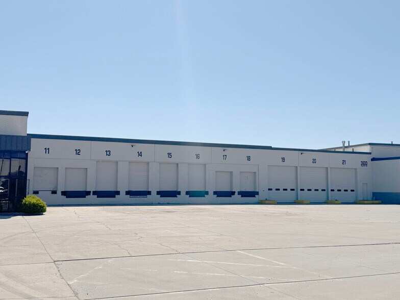 3600 N Santa Fe St, Wichita, KS à louer - Photo du bâtiment - Image 3 de 4
