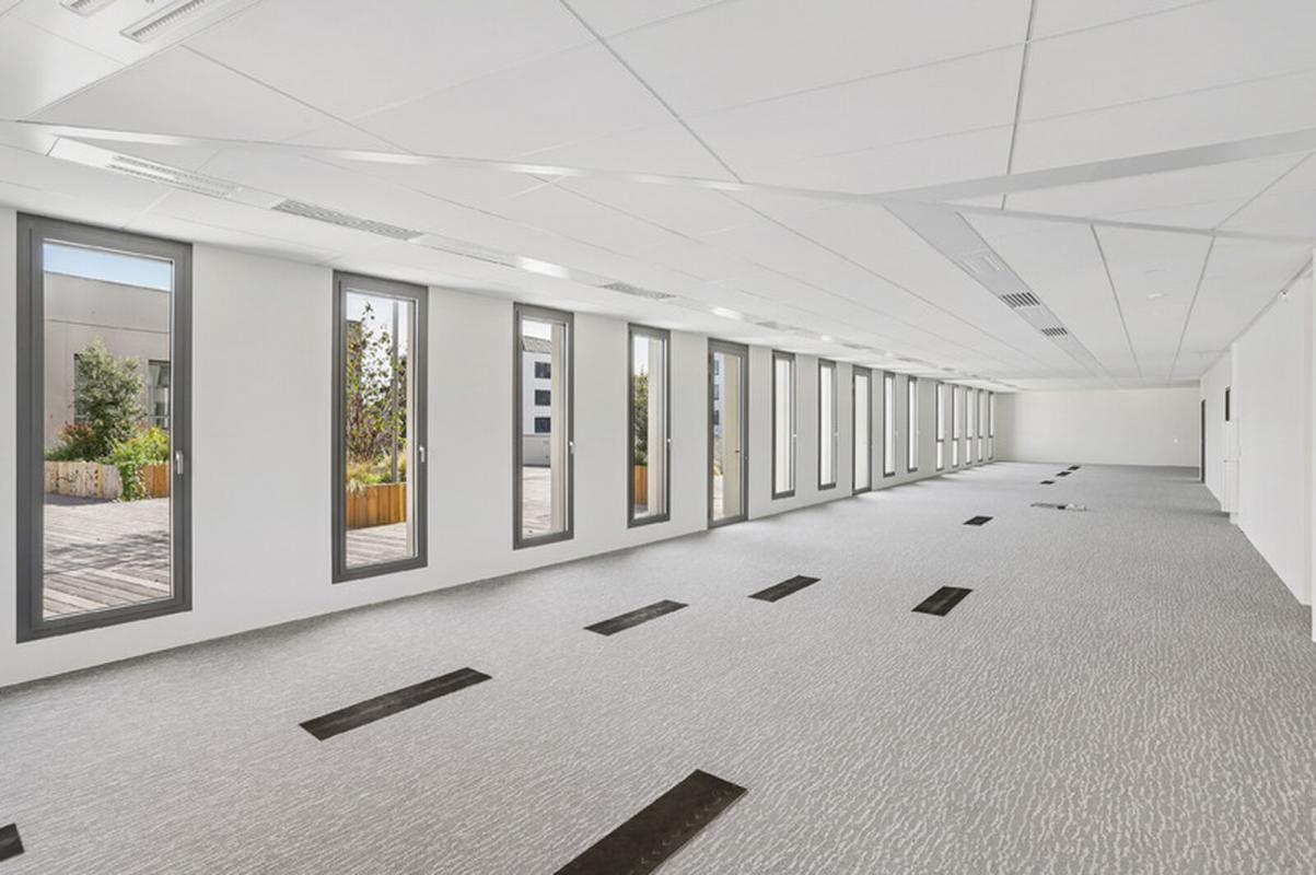 Office in Villeurbanne for sale Building Photo- Image 1 of 18