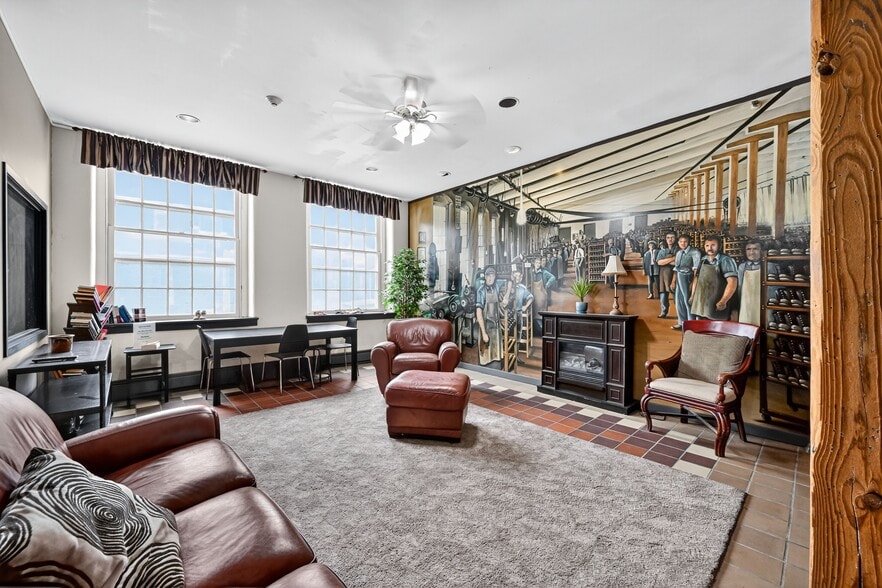 155 S Poplar St, Elizabethtown, PA for sale - Building Photo - Image 3 of 8