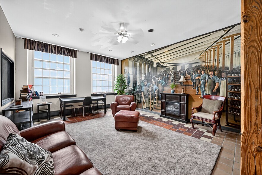 155 S Poplar St, Elizabethtown, PA à vendre - Photo du bâtiment - Image 3 de 8