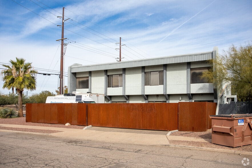 1037 S Alvernon Way, Tucson, AZ for lease - Building Photo - Image 2 of 8