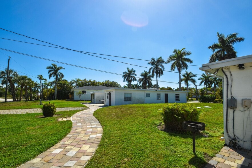14621 McGregor Blvd, Fort Myers, FL à vendre - Photo du bâtiment - Image 2 de 24