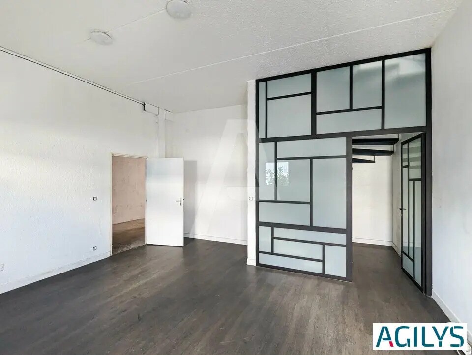 Flex in Chilly-Mazarin for lease Interior Photo- Image 1 of 12