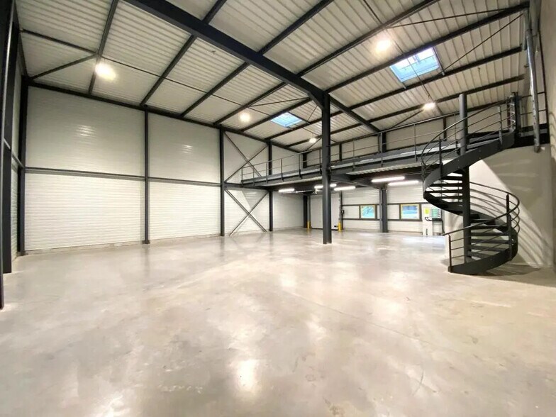 Local d'activités dans Saint-Genis-Laval à vendre - Photo du bâtiment - Image 2 de 4