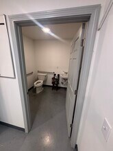 22 Dartmouth Dr, Auburn, NH for lease Interior Photo- Image 2 of 4