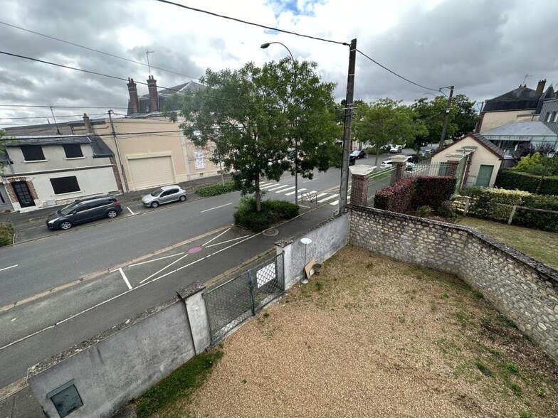 Office in Luisant for lease - Building Photo - Image 3 of 27