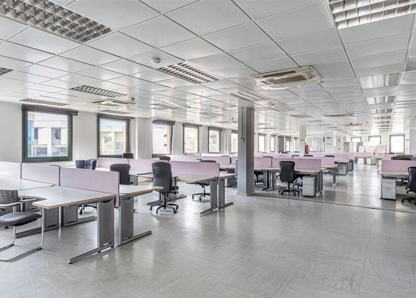 Office in Alcobendas, Madrid for sale - Interior Photo - Image 2 of 7