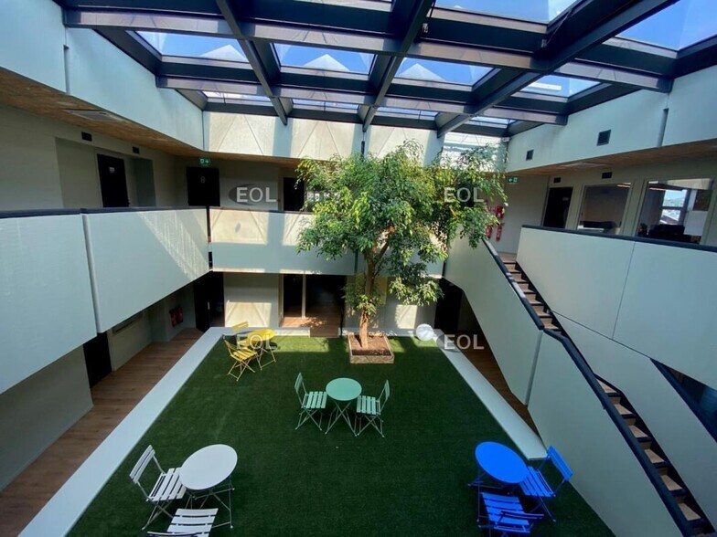 Office in Marseille for lease - Building Photo - Image 1 of 7