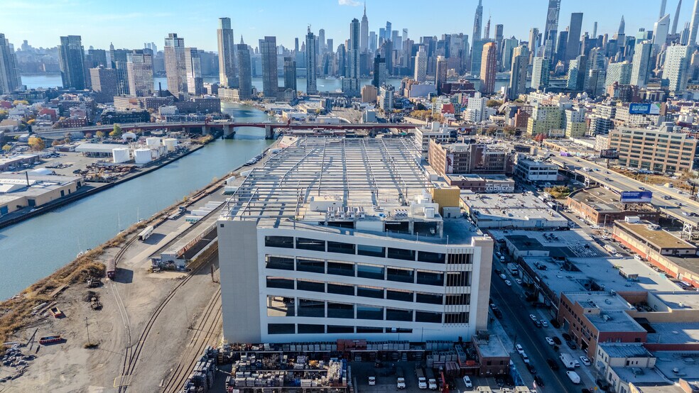 2330 Borden Ave, Long Island City, NY à louer - Photo du bâtiment - Image 3 de 23