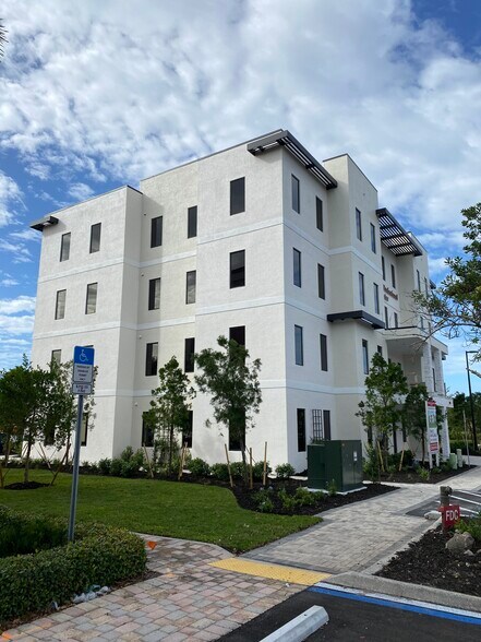2340 Vanderbilt Beach Rd, Naples, FL à louer - Photo du bâtiment - Image 3 de 16