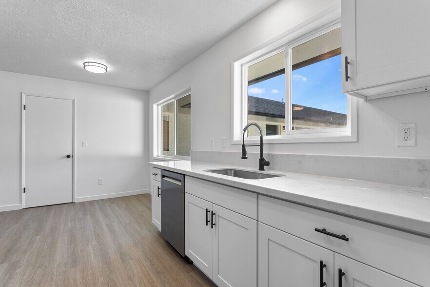 1904 SE 80th Ave, Portland, OR à vendre - Photo du bâtiment - Image 3 de 28