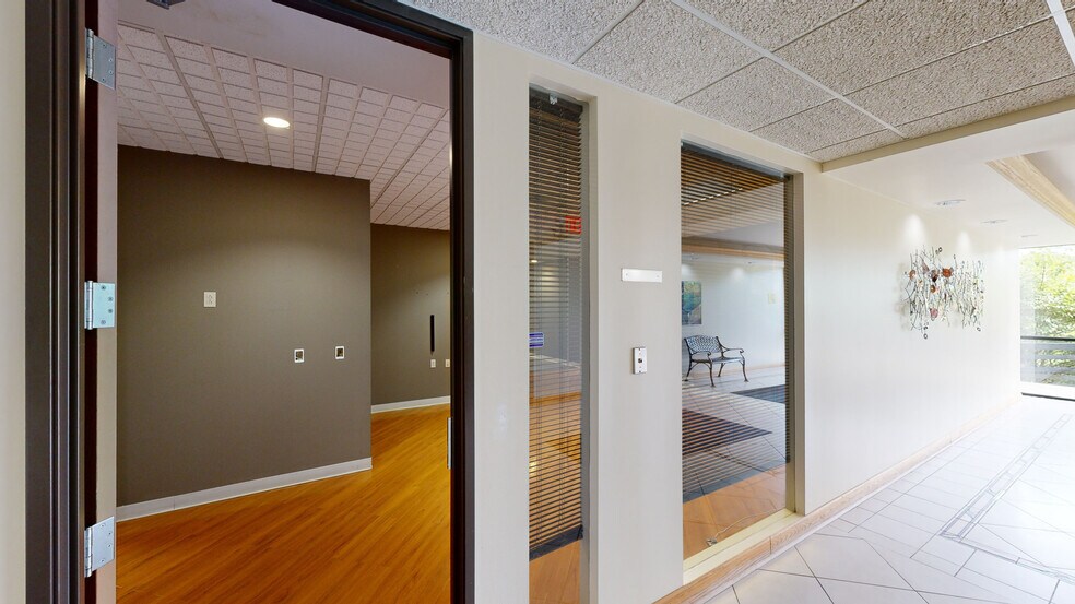 Carnegie Portfolio Sale portefeuille de 5 propriétés à vendre sur LoopNet.ca - Numérisation 3D de Matterport - Image 2 de 48