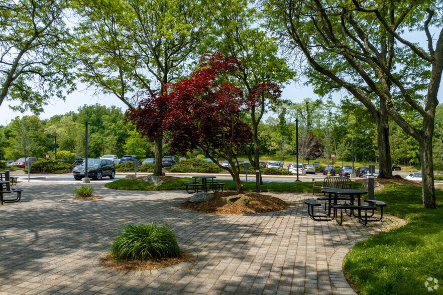 555 Taxter Rd, Elmsford, NY à louer - Photo du bâtiment - Image 2 de 8