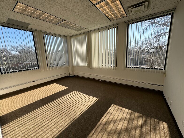 121 S Wilke Rd, Arlington Heights, IL à louer - Photo intérieure - Image 3 de 28