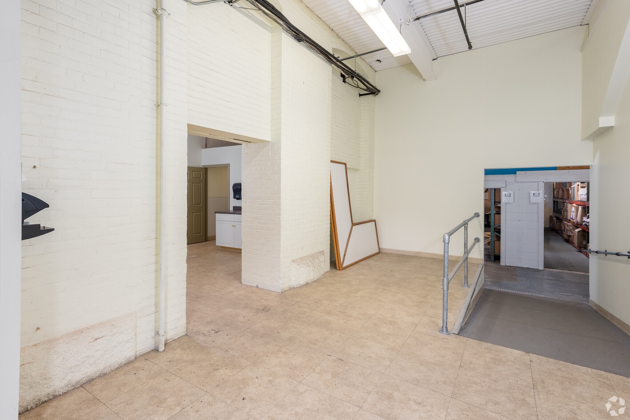 1 Tupperware Dr, North Smithfield, RI à louer Photo intérieure- Image 1 de 13