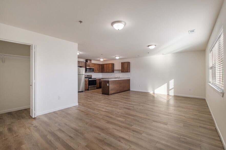 307 6th Ave SE, Quincy, WA à vendre - Photo du bâtiment - Image 2 de 9