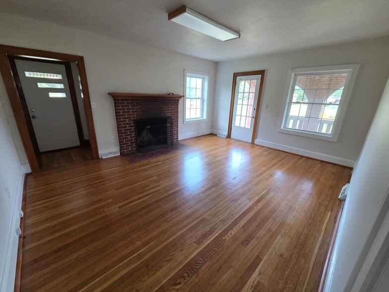 5335 Airport Rd NW, Roanoke, VA for lease - Building Photo - Image 3 of 19