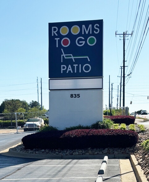 835 Ernest Barrett Pky, Kennesaw, GA for lease - Building Photo - Image 2 of 5