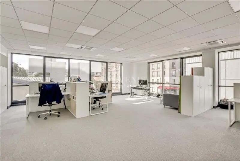 Bureau dans Ivry-sur-Seine à louer - Photo du bâtiment - Image 3 de 12