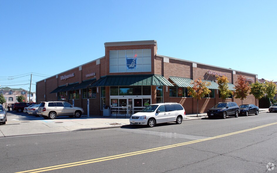 758 Arthur Kill Rd, Staten Island, NY à vendre - Photo principale - Image 1 de 4