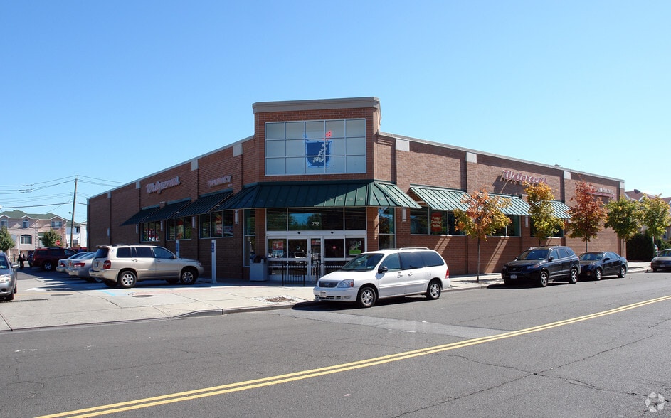 758 Arthur Kill Rd, Staten Island, NY for sale - Primary Photo - Image 1 of 4
