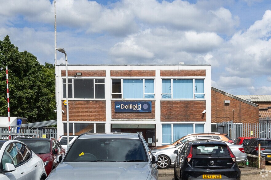 Stonefield Close, Ruislip à louer - Photo du bâtiment - Image 2 de 2