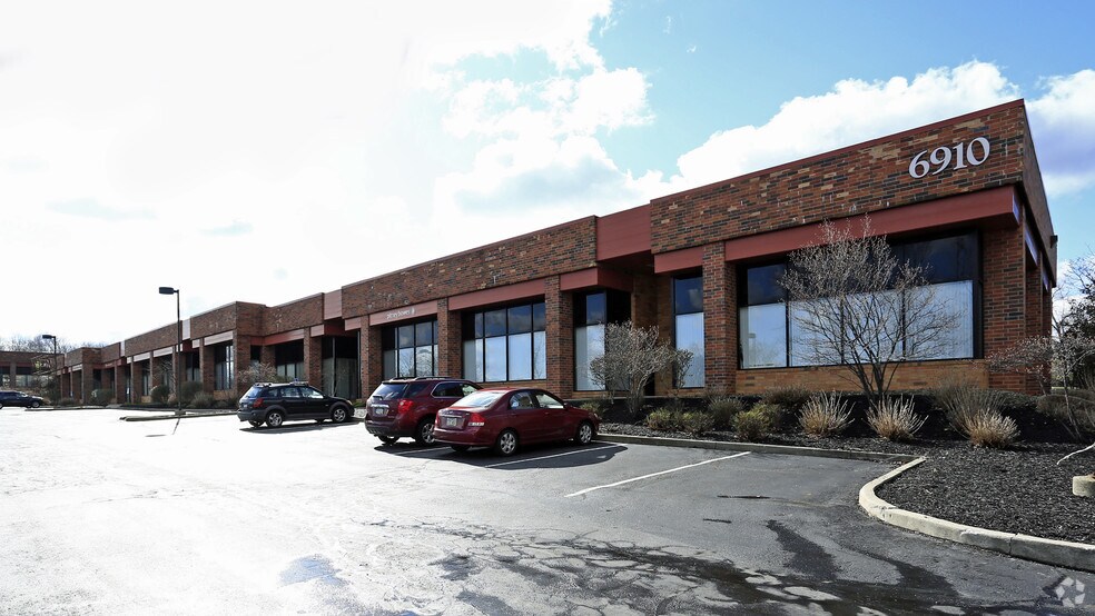 6935 Treeline Dr, Brecksville, OH à louer - Photo du bâtiment - Image 3 de 8