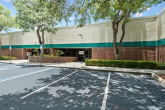 2975 S Horseshoe Dr, Naples, FL à louer Photo du bâtiment- Image 2 de 19