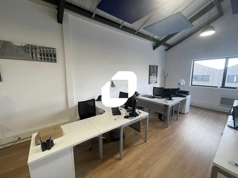 Office in Wissous for lease - Interior Photo - Image 2 of 12