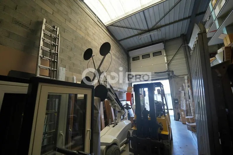 Flex in Messimy for lease - Interior Photo - Image 1 of 12
