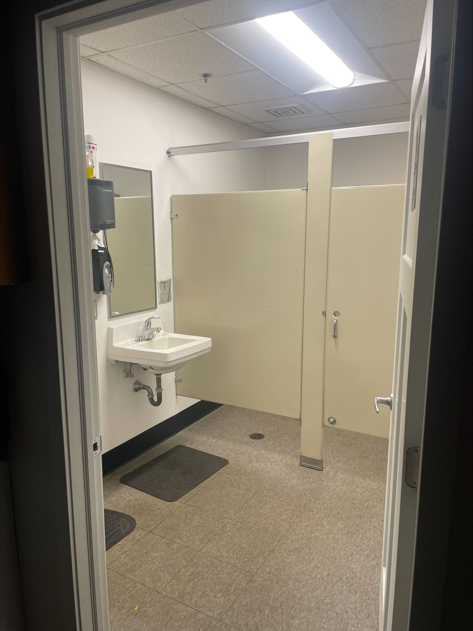 5635 Commerce St, Lansing, MI for lease Interior Photo- Image 1 of 12