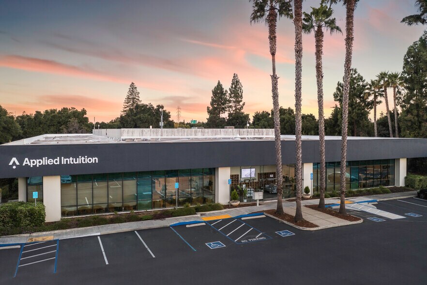 82 Pioneer Way, Mountain View, CA à louer - Photo du bâtiment - Image 1 de 12