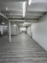 Retail in Paris for lease Interior Photo- Image 1 of 14