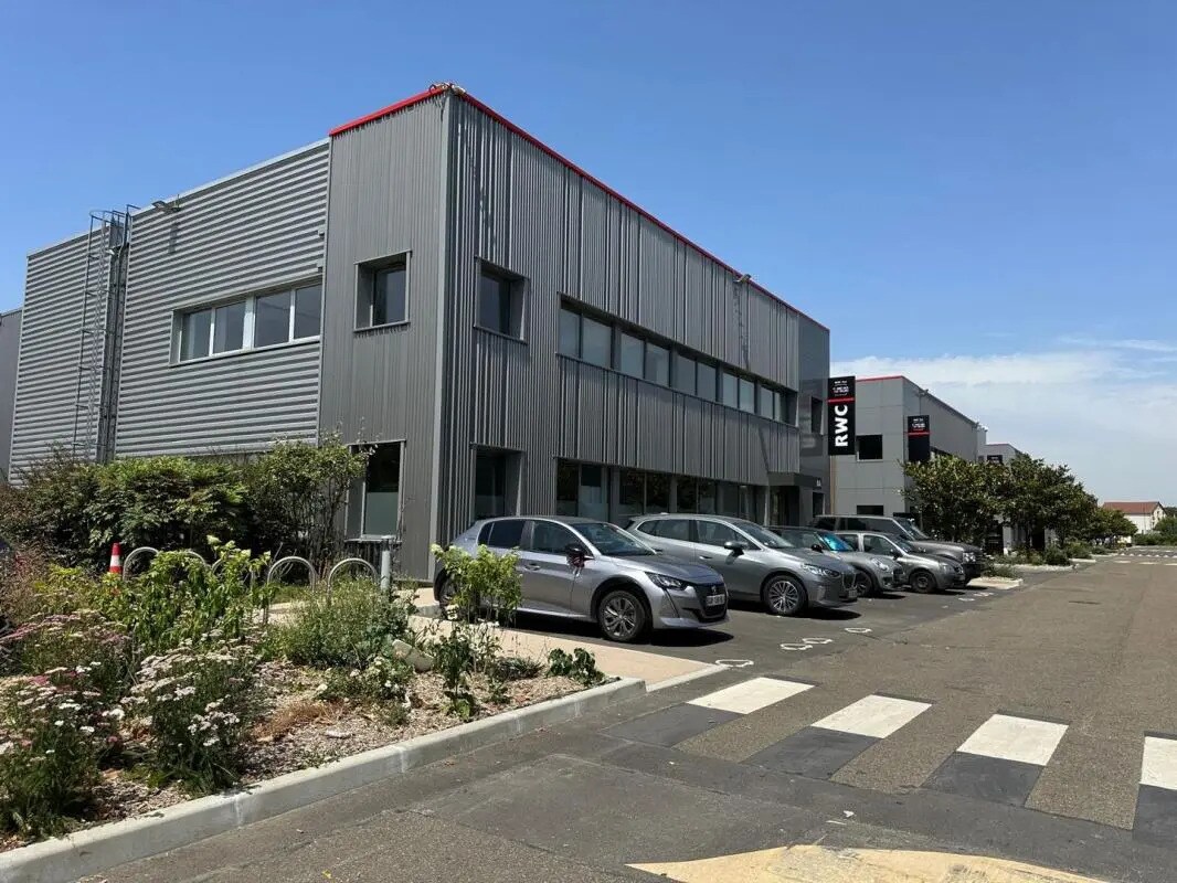 Industrial in Le Blanc-Mesnil for lease Primary Photo- Image 1 of 8