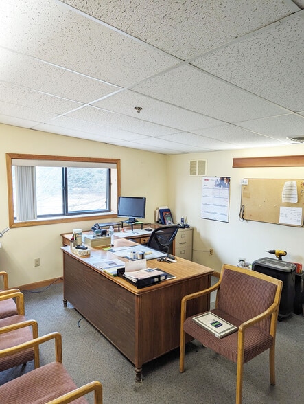 59 Plains Rd, Claremont, NH for lease - Interior Photo - Image 3 of 7