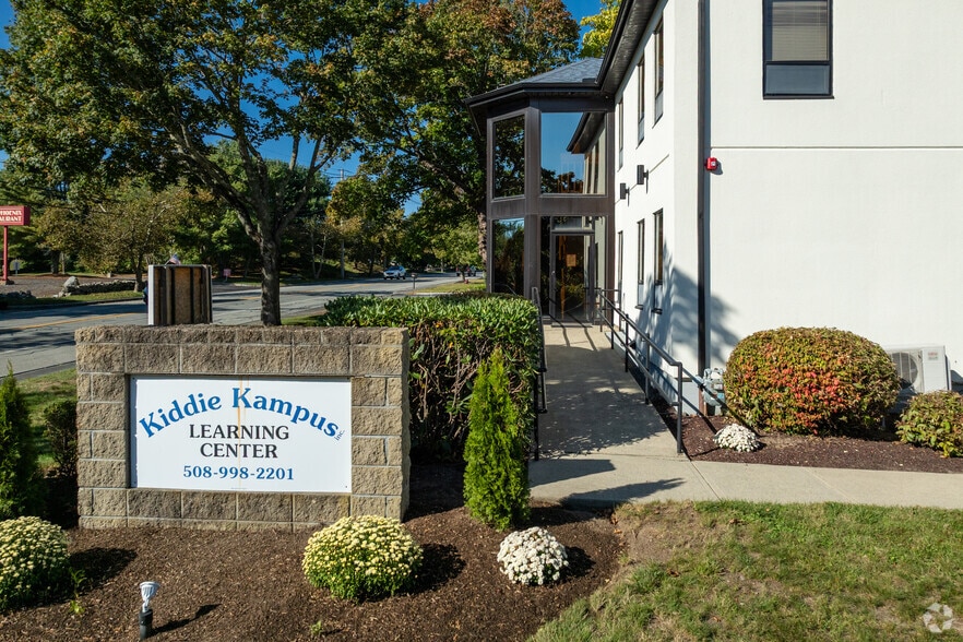 445 Faunce Corner Rd, North Dartmouth, MA for sale - Building Photo - Image 3 of 5