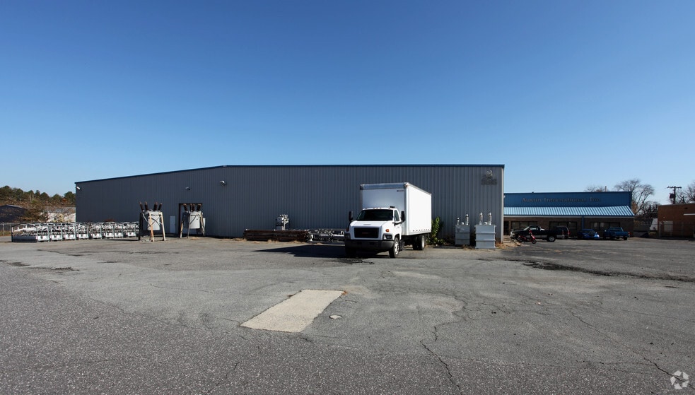 526 Woodlawn St, Belmont, NC for lease - Building Photo - Image 2 of 11