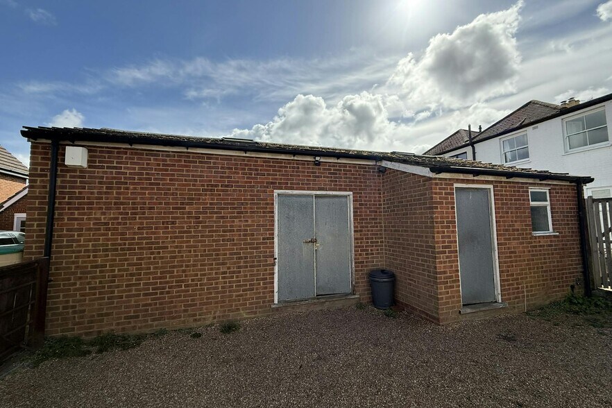 36 Kings Rd, Shalford à louer - Photo du bâtiment - Image 2 de 2