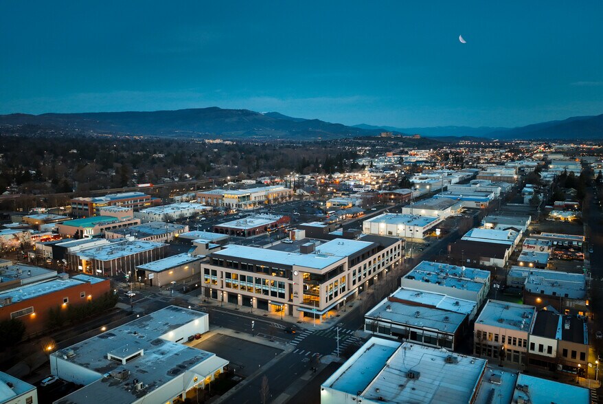 1 W Main St, Medford, OR à louer - Photo du bâtiment - Image 3 de 9