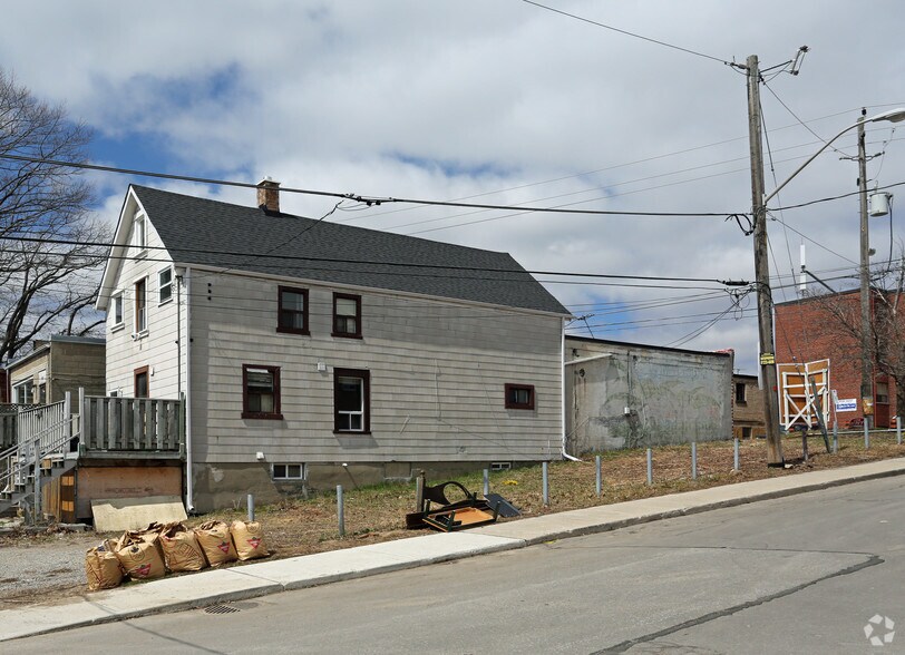 1415 Kingston Rd, Toronto, ON for sale - Primary Photo - Image 1 of 5