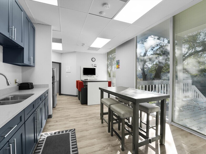 4160 Woodcock Dr, Jacksonville, FL à louer - Photo du bâtiment - Image 2 de 13