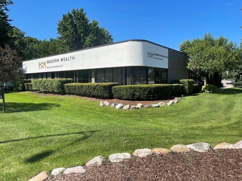 990 E South Blvd, Troy, MI for lease - Primary Photo - Image 1 of 6