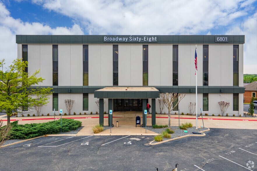 6801 Broadway Ext, Oklahoma City, OK à louer - Photo du bâtiment - Image 2 de 6
