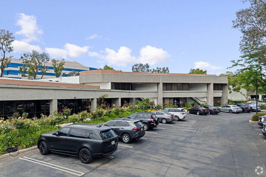 21250 Califa St, Woodland Hills, CA for lease - Building Photo - Image 3 of 40